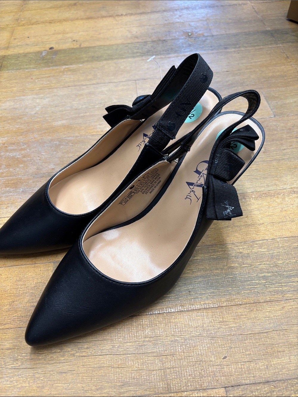 Gloria Vanderbilt Black Pointed Slingback Heels with Bow Accent